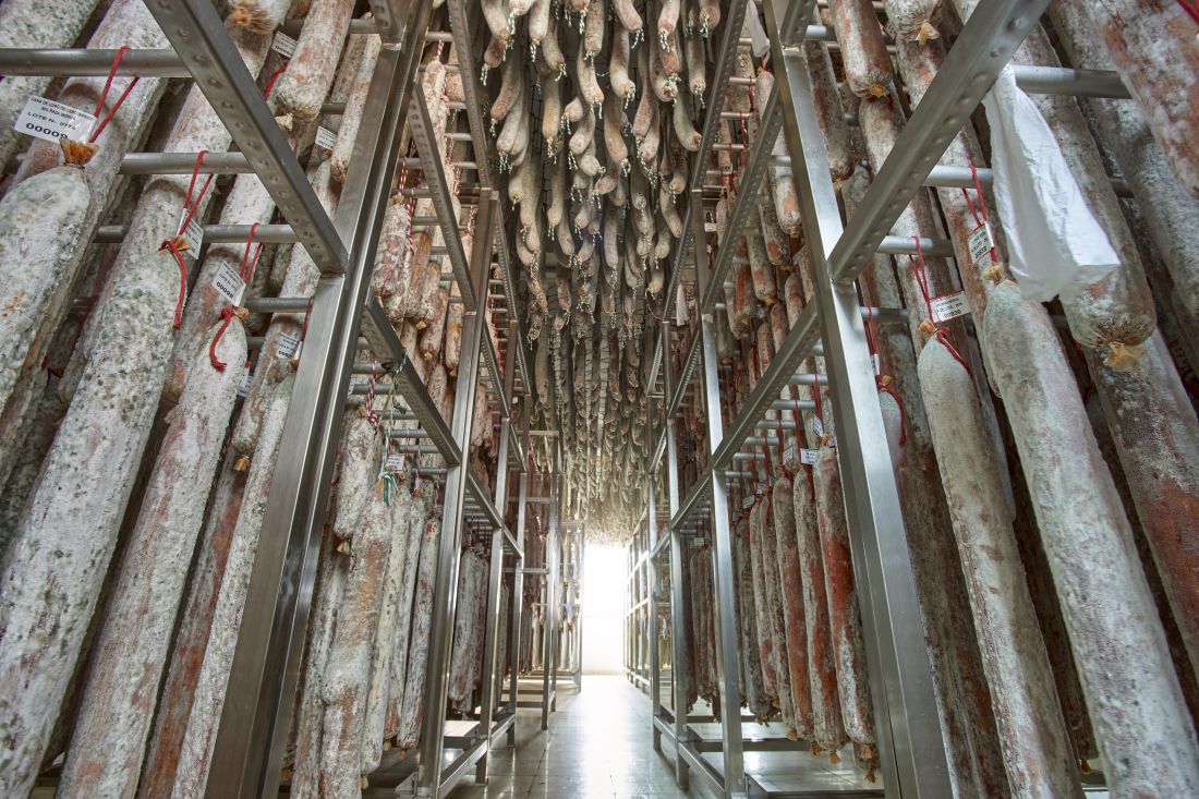 Fábrica de embutidos ibéricos en Guijuelo