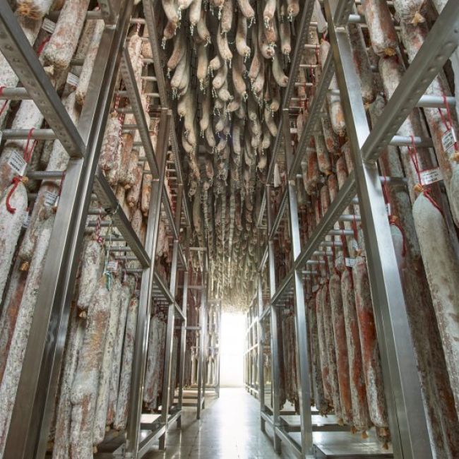 Fábrica de embutidos ibéricos en Guijuelo
